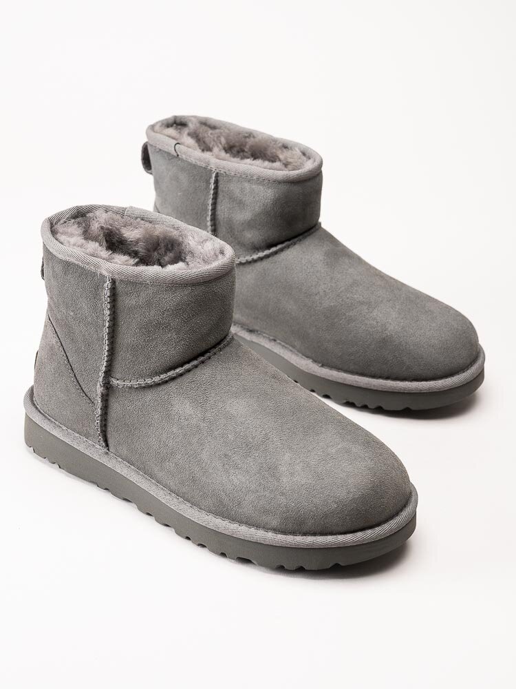 UGG - W Classic Mini II - Grå fårskinnsfodrade vinterboots i mocka