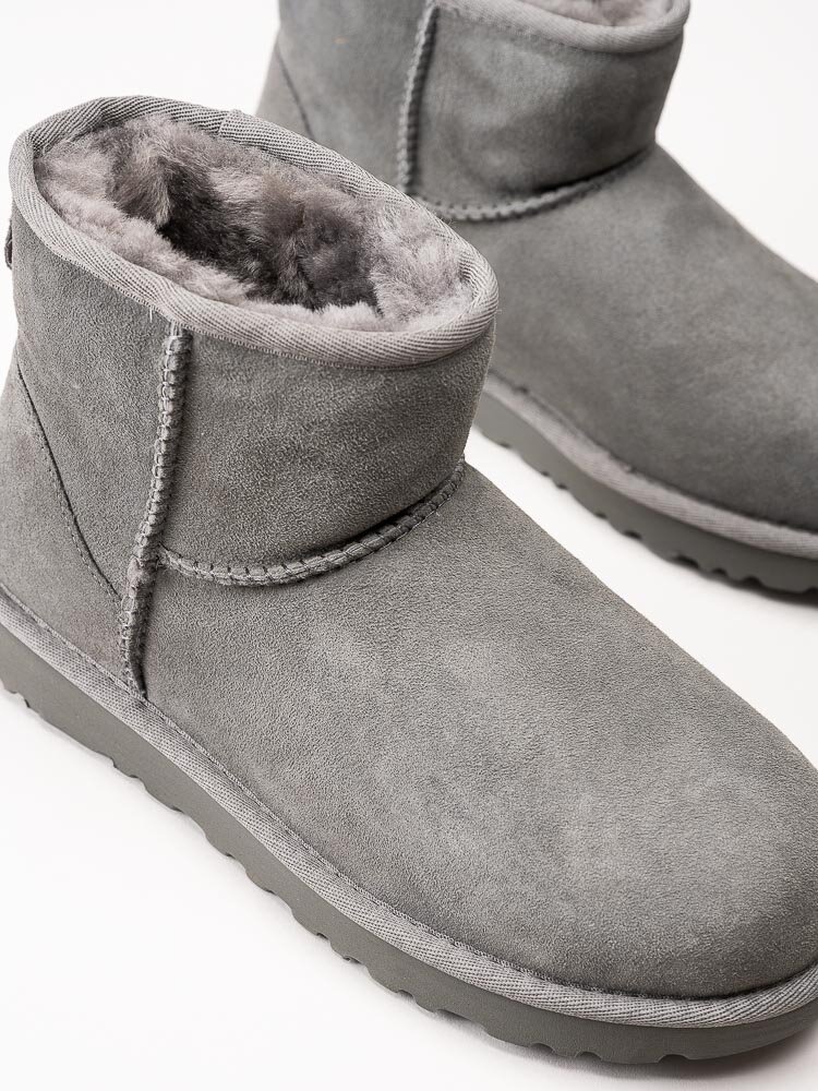 UGG - W Classic Mini II - Grå fårskinnsfodrade vinterboots i mocka