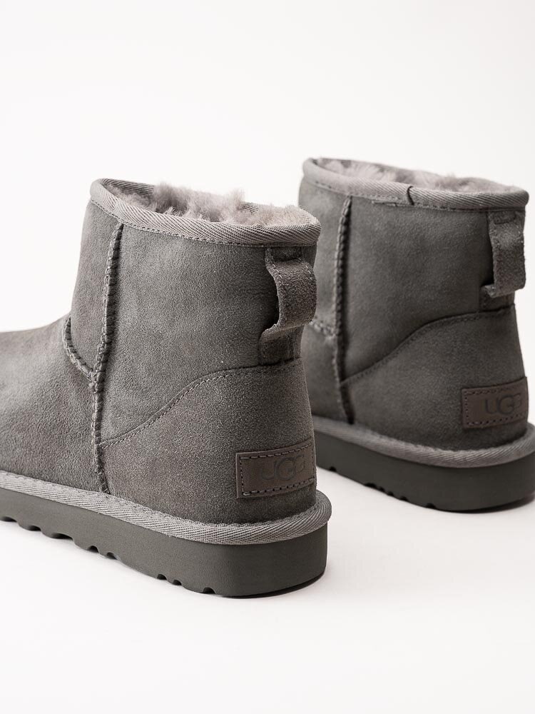 UGG - W Classic Mini II - Grå fårskinnsfodrade vinterboots i mocka