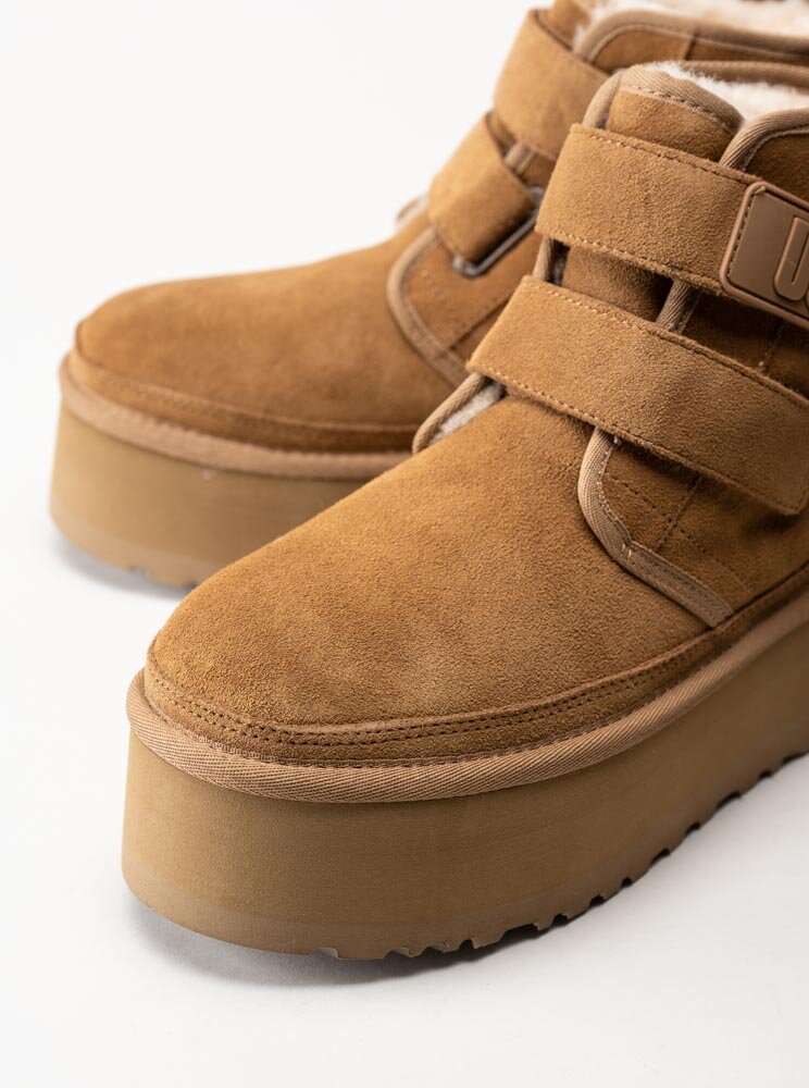 UGG - W Neumel Platform - Ljusbruna platåboots i mocka