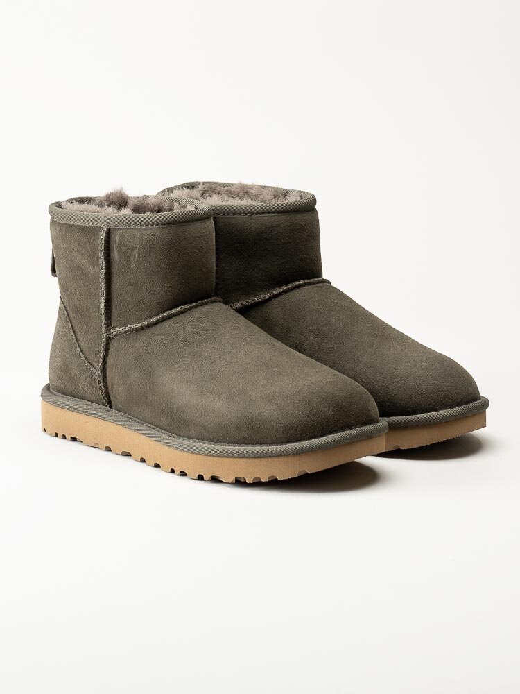 UGG - W Classic Mini II - Grå/gröna fårskinnsfodrade vinterboots i mocka