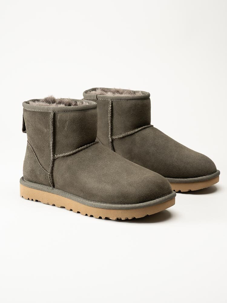 UGG - W Classic Mini II - Grå/gröna fårskinnsfodrade vinterboots i mocka