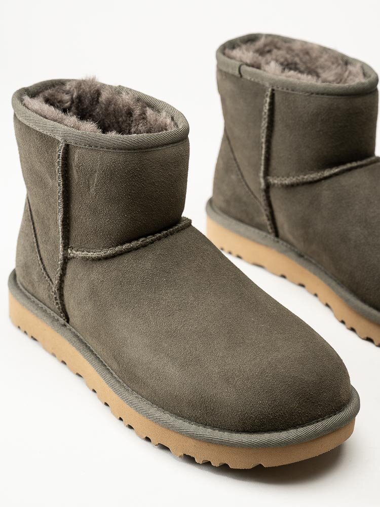 UGG - W Classic Mini II - Grå/gröna fårskinnsfodrade vinterboots i mocka