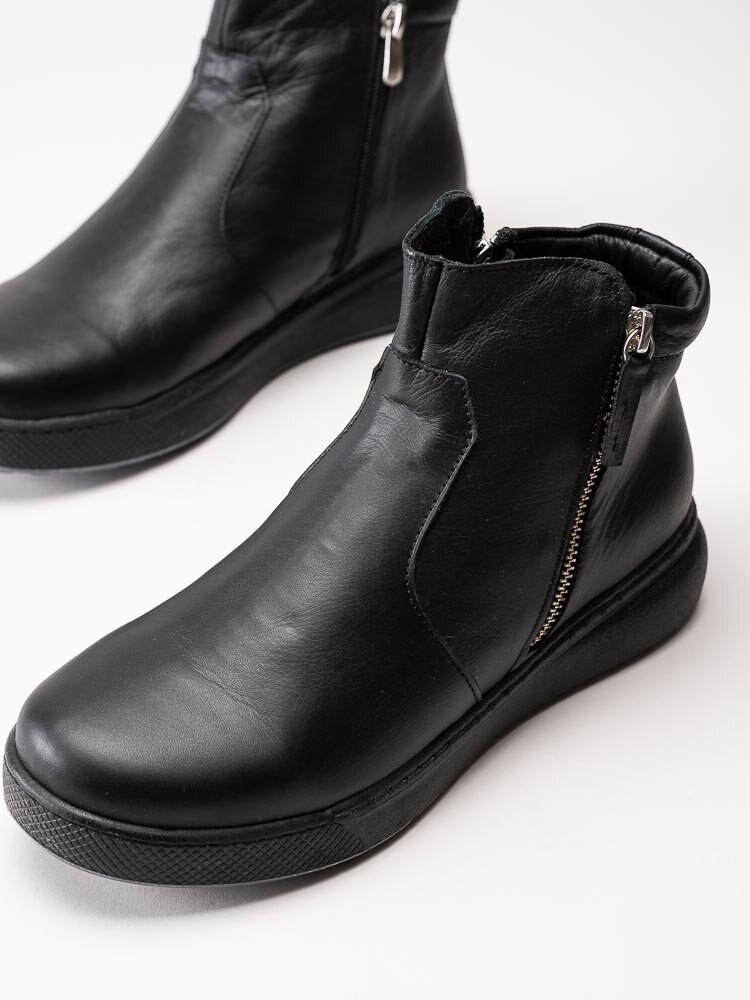 Charlotte of Sweden - Svarta boots i skinn