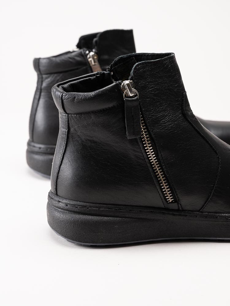 Charlotte of Sweden - Svarta boots i skinn