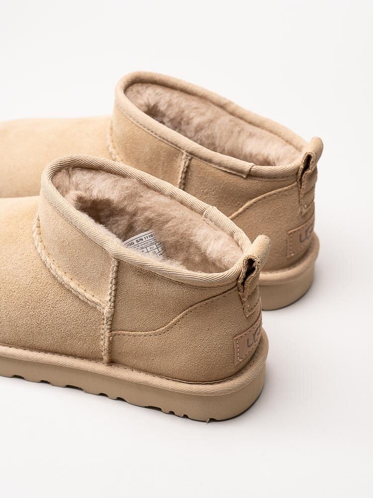 UGG - W Classic Ultra Mini - Beige låga boots i mocka