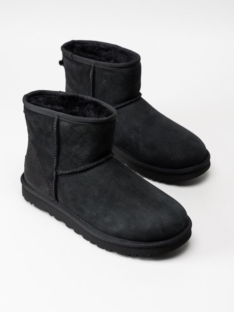 UGG - W Classic Mini II - Svarta fårskinnsfodrade vinterboots i mocka