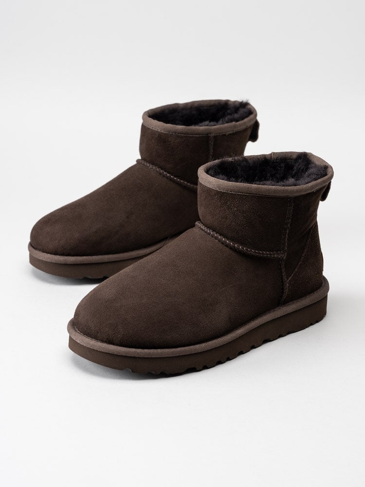 UGG - W Classic Mini II - Bruna fårskinnsfodrade vinterboots i mocka