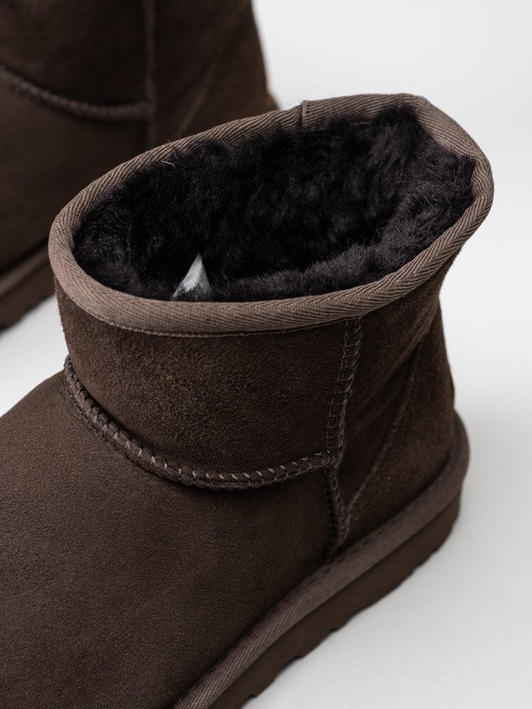 UGG - W Classic Mini II - Bruna fårskinnsfodrade vinterboots i mocka