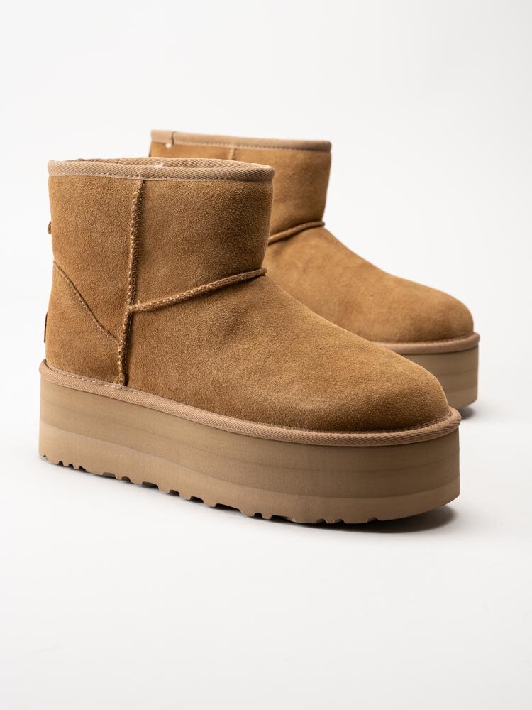 UGG - W Classic Mini Platform - Ljusbruna platåboots i mocka