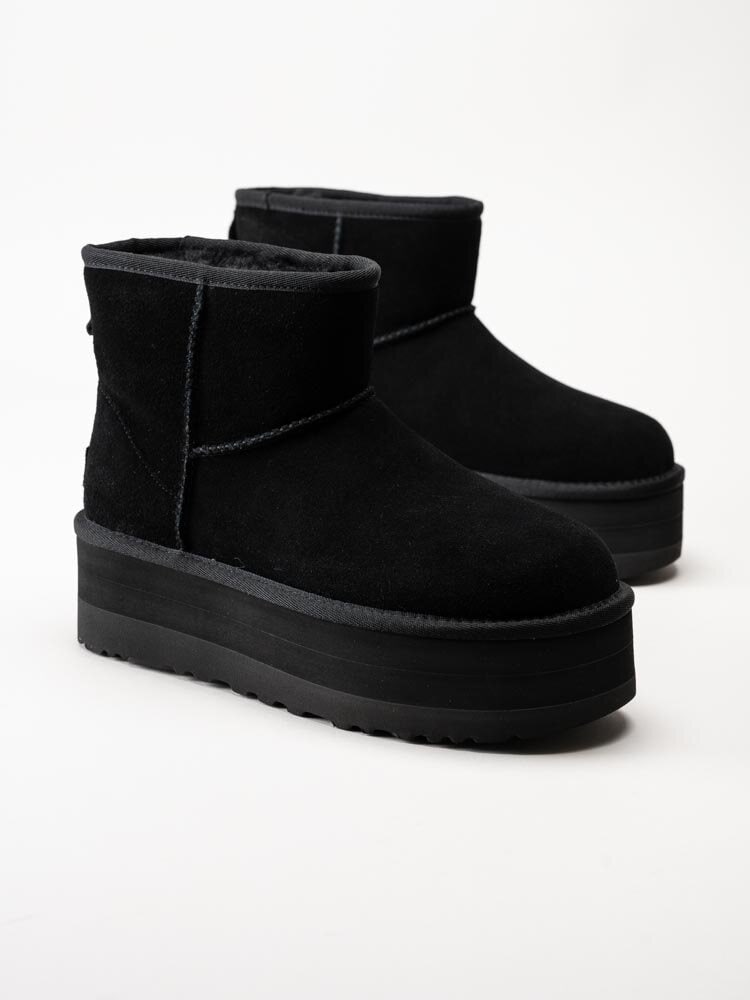 UGG - W Classic Mini Platform - Svarta platåboots i mocka