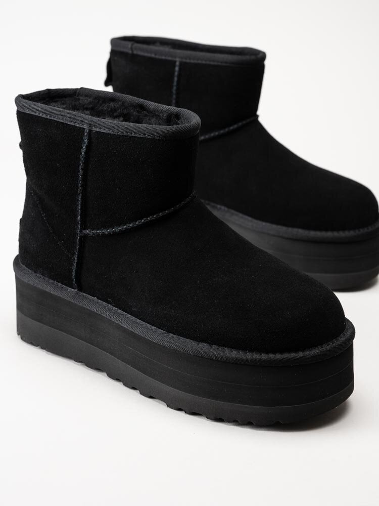 UGG - W Classic Mini Platform - Svarta platåboots i mocka