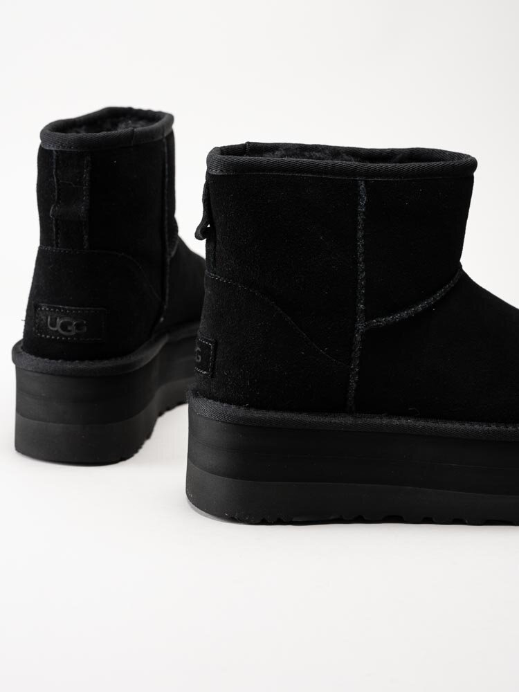 UGG - W Classic Mini Platform - Svarta platåboots i mocka