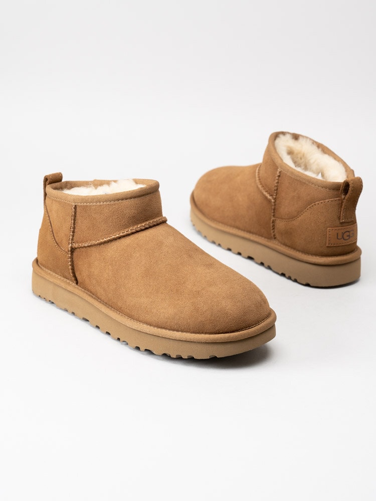 UGG - Classic Ultra Mini - Ljusbruna fårskinnsfodrade vinterboots i mocka