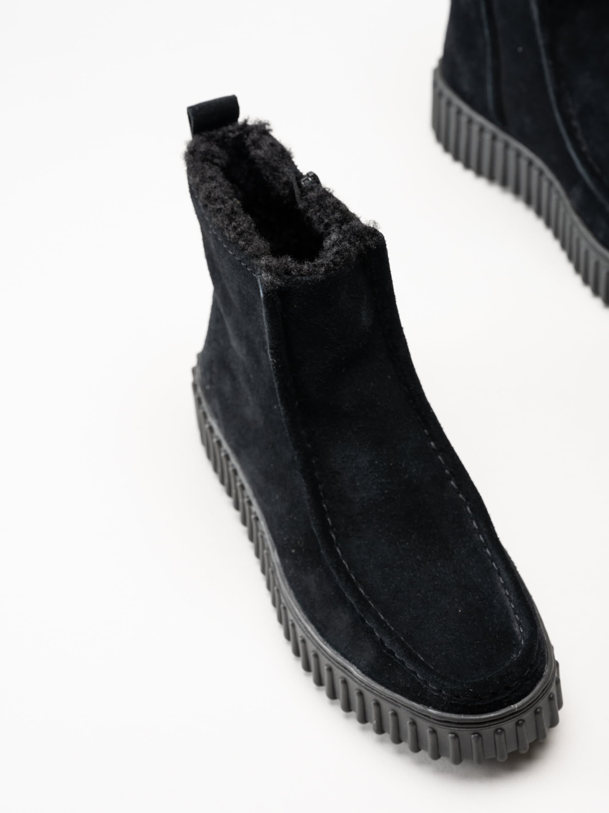 Clarks - Torhill Cozy - Svarta boots i mocka