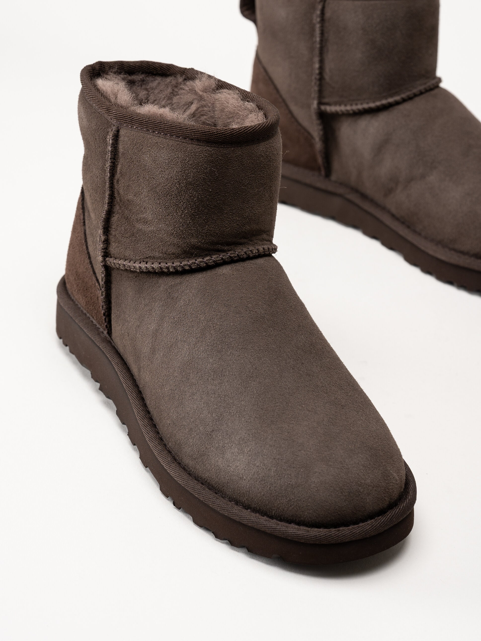 UGG - W Classic Mini II - Mörkruna fårskinnsfodrade vinterboots