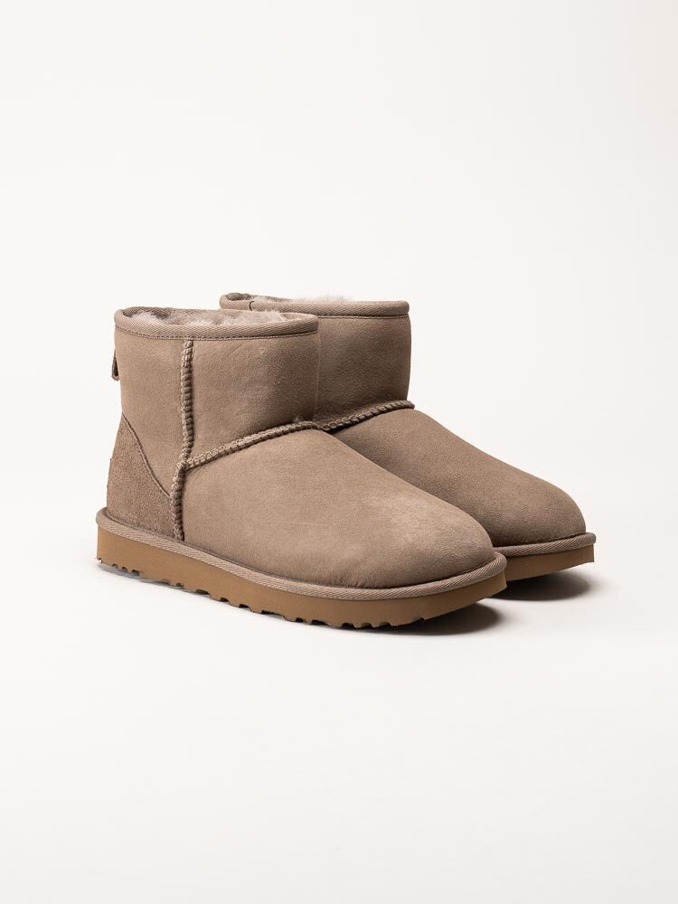 UGG - W Classic Mini II - Bruna fårskinnsfodrade boots i mocka