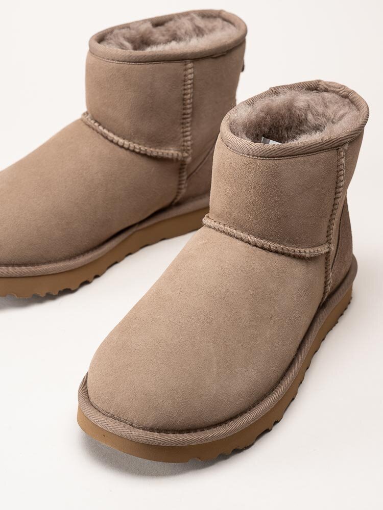 UGG - W Classic Mini II - Bruna fårskinnsfodrade boots i mocka