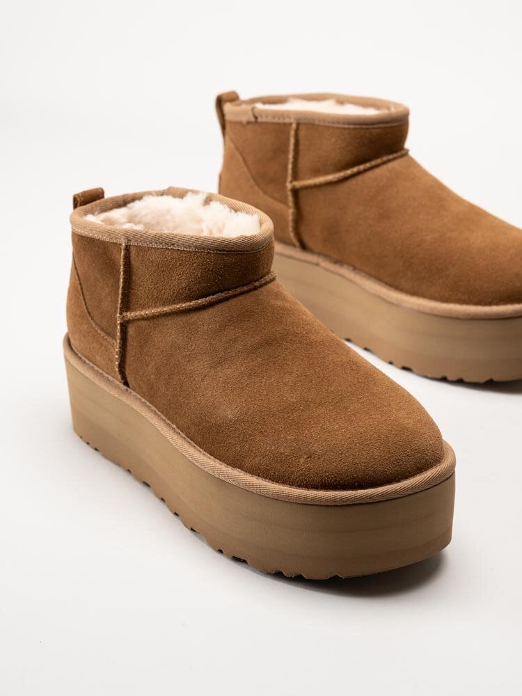 UGG - W Classic Ultra Mini Platform - Ljusbruna ullfodrade platåboots i mocka