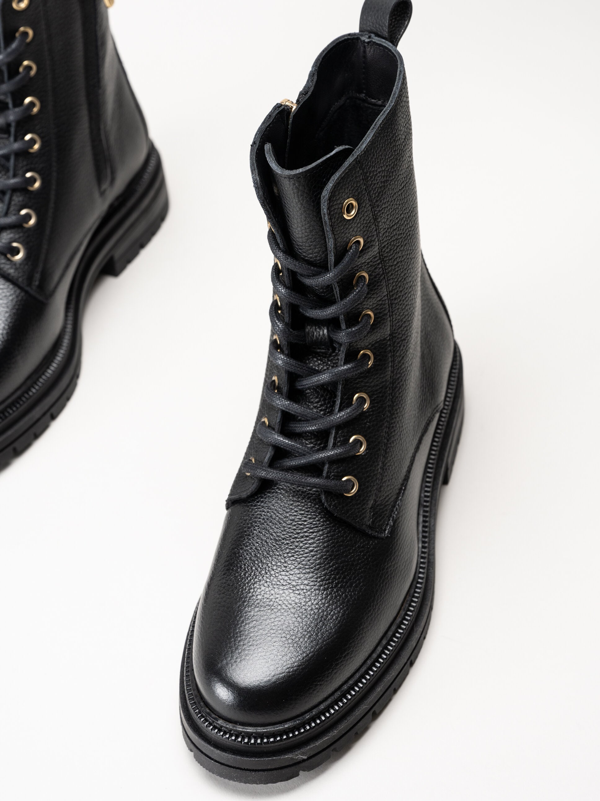 Tommy Hilfiger - TH Plaque Pebble Lace Boot - Svarta kängor i skinn