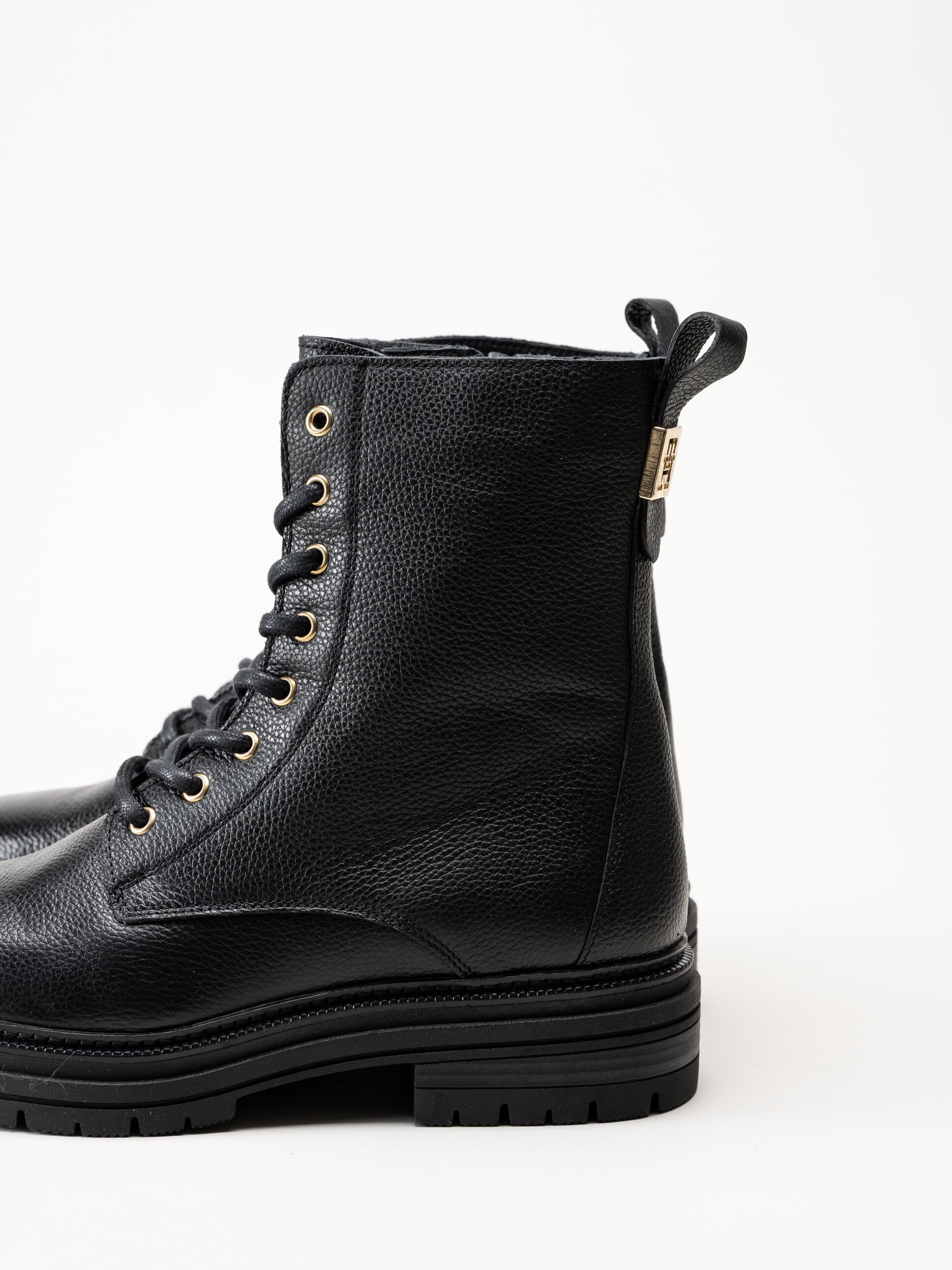 Tommy Hilfiger - TH Plaque Pebble Lace Boot - Svarta kängor i skinn