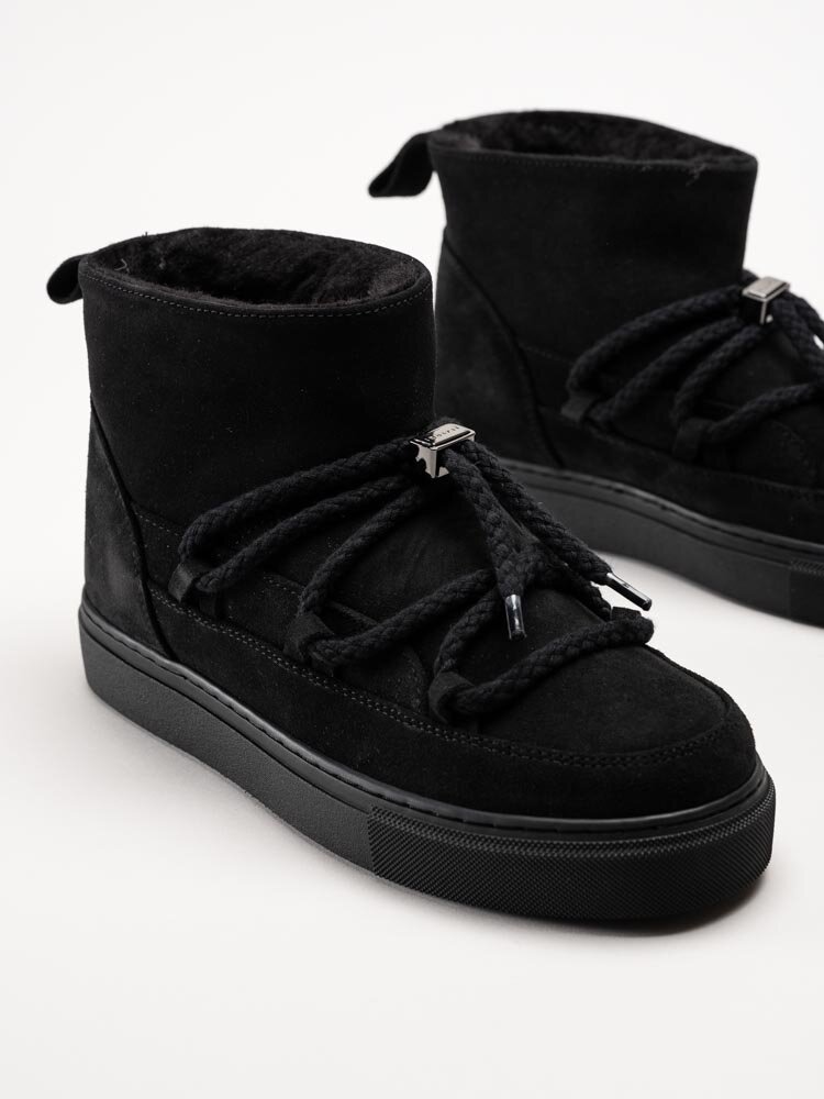 Inuikii - Classic Low - Svarta låga mocka boots