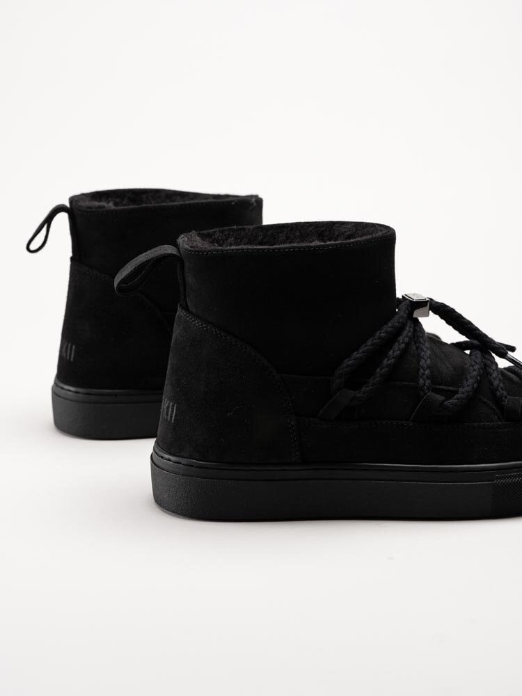 Inuikii - Classic Low - Svarta låga mocka boots