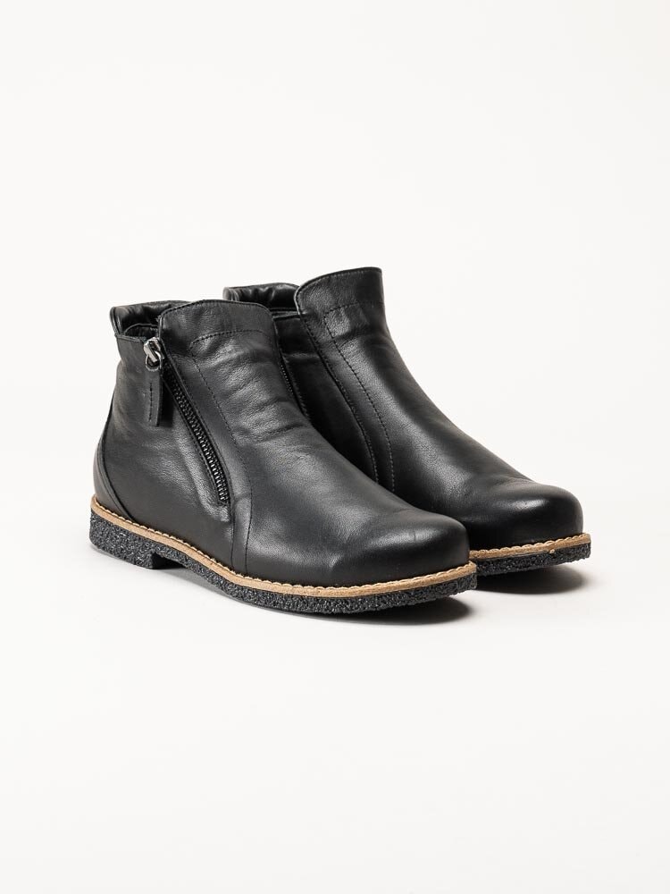 Charlotte of Sweden - Svarta boots i skinn