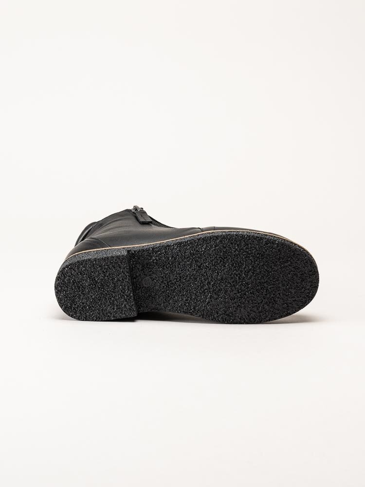 Charlotte of Sweden - Svarta boots i skinn