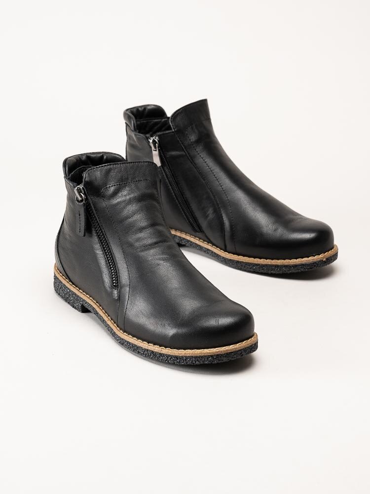 Charlotte of Sweden - Svarta boots i skinn