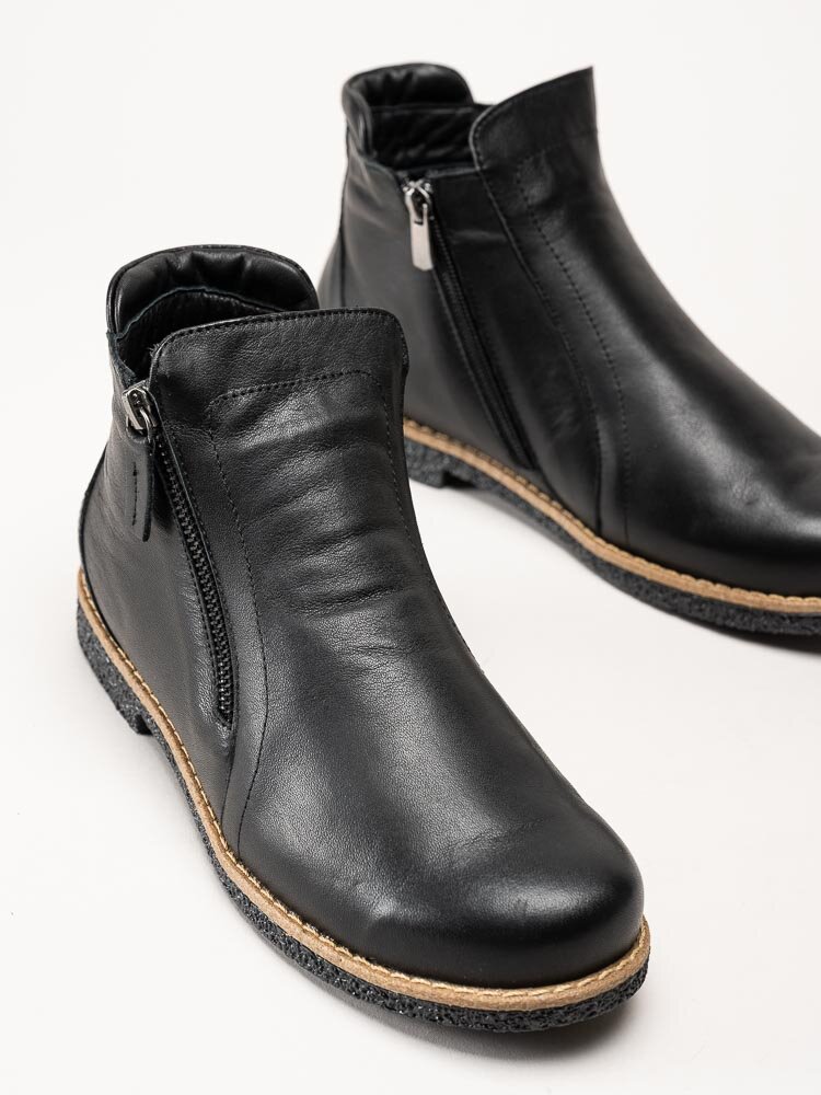 Charlotte of Sweden - Svarta boots i skinn