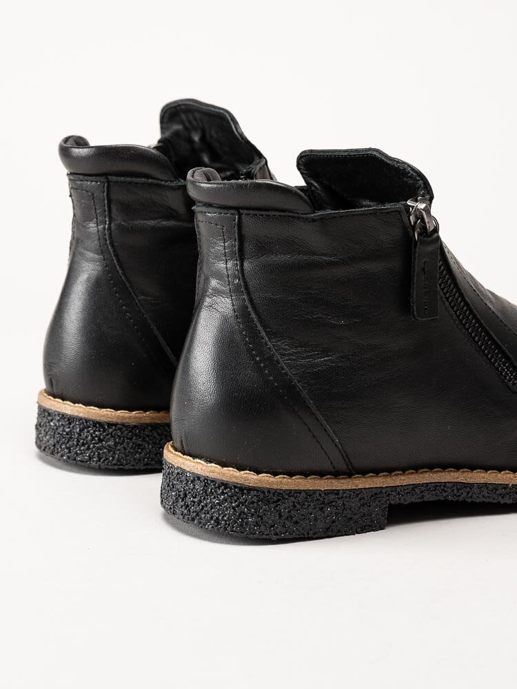 Charlotte of Sweden - Svarta boots i skinn