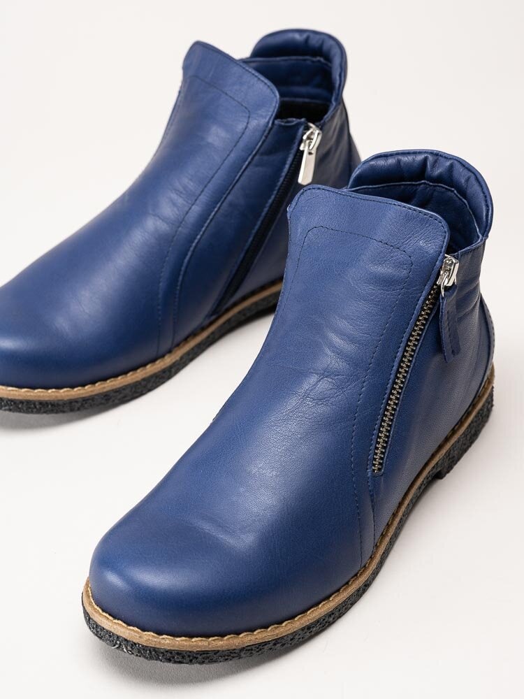Charlotte of Sweden - Blå boots i skinn