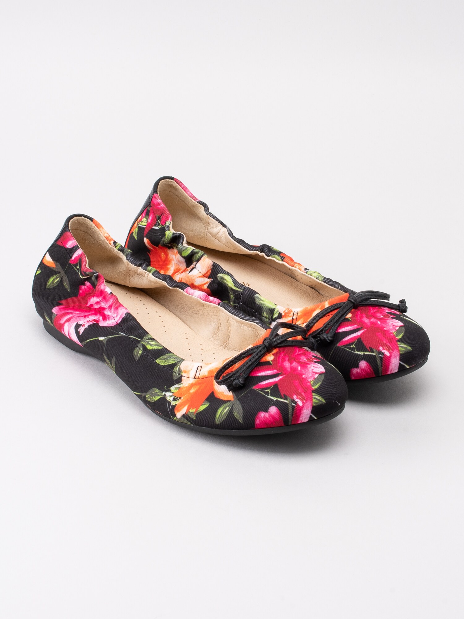 08191043 Gabor 24.120-47 svarta resårballerinas med blommotiv-3