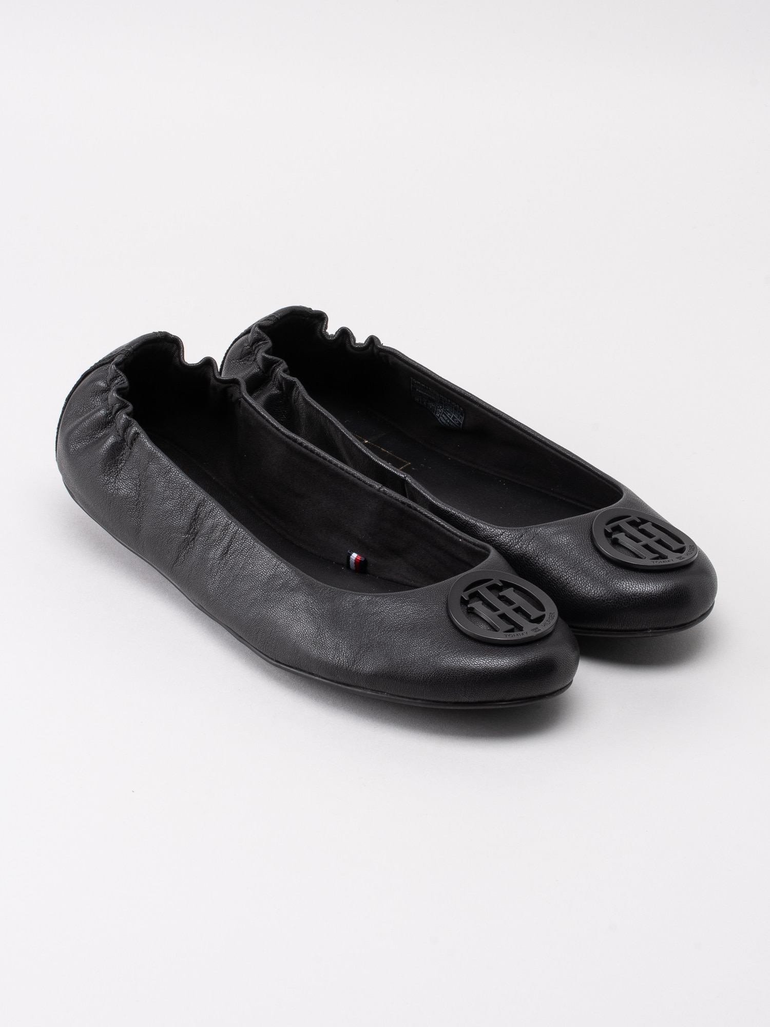 08191110 Tommy Hilfiger Appleton 18A FW0FW04073-990 svarta ballerinas i skinn med häl i resår-3