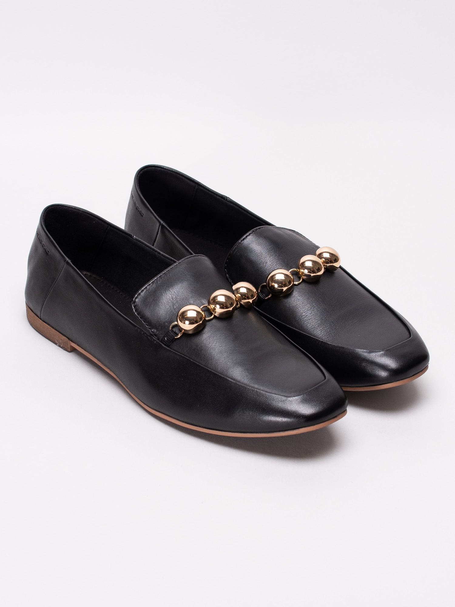 08191122 Vagabond Ayden 4505-301-20 svarta loafers med guldfärgade bollar-3