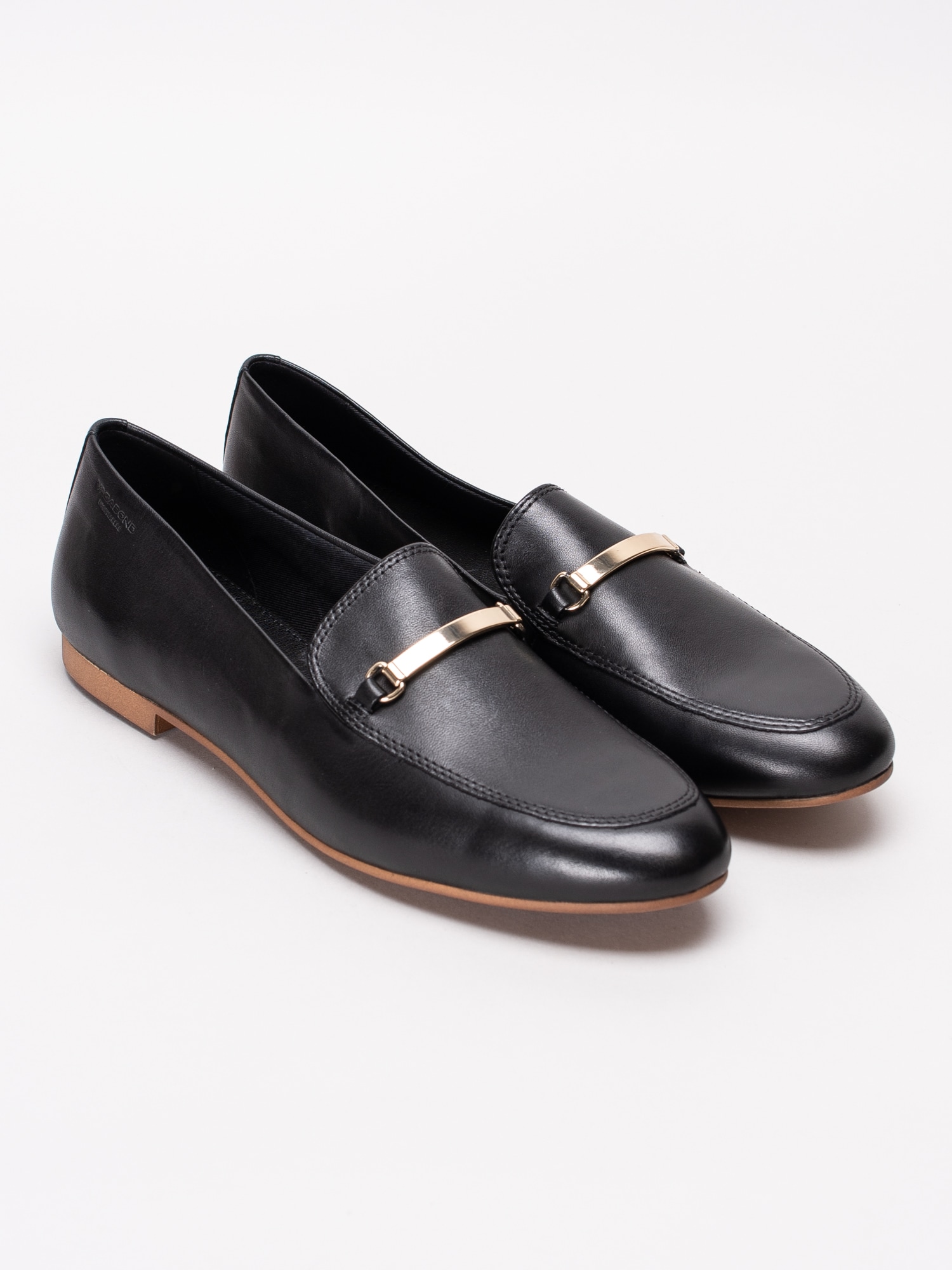 08191124 Vagabond Eliza 4518-301-20 svarta loafers i skinn med spänne i guld-3