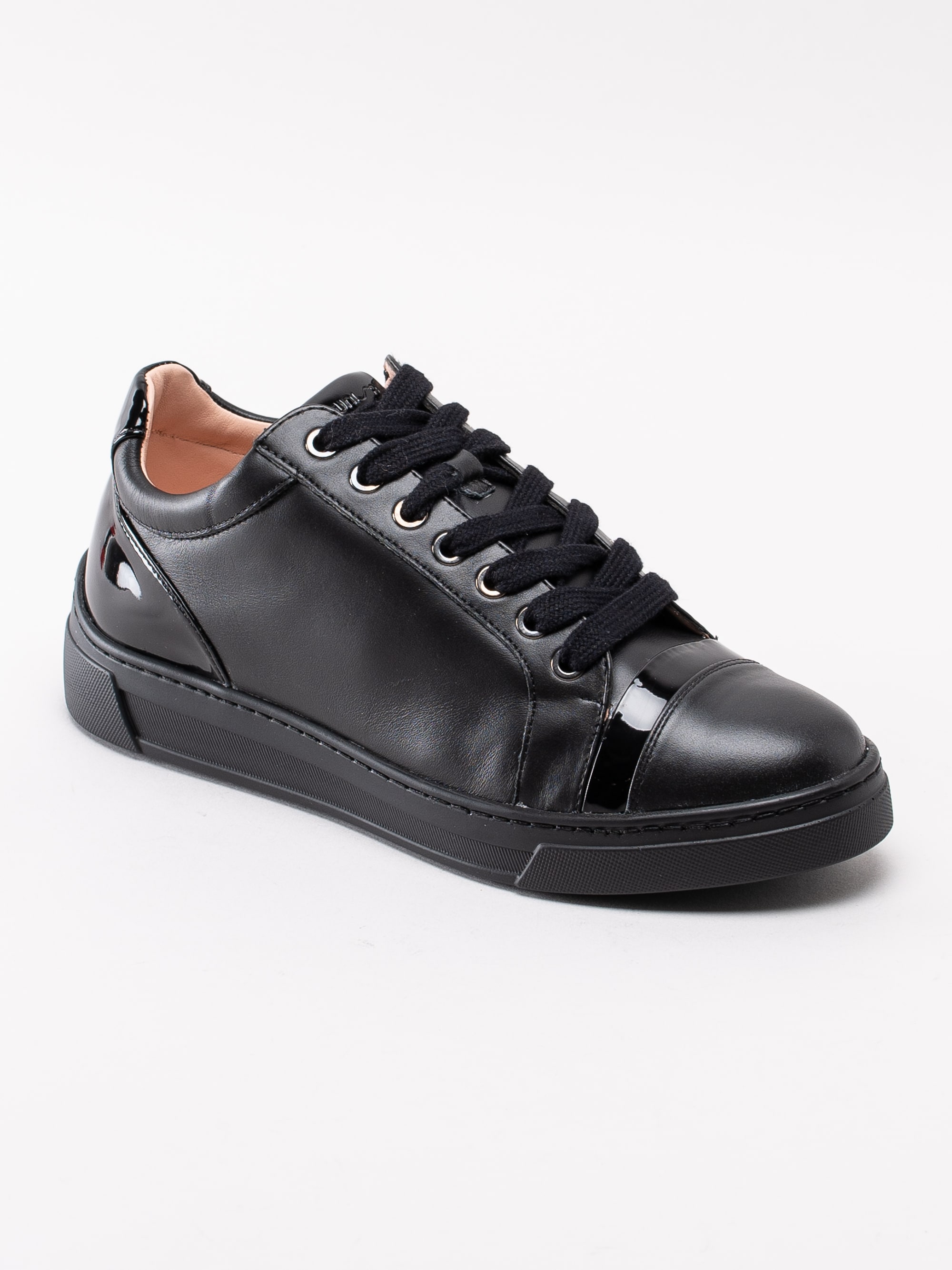 08193042 Unisa Fiyola Black svarta platå sneakers med lackdetaljer-1