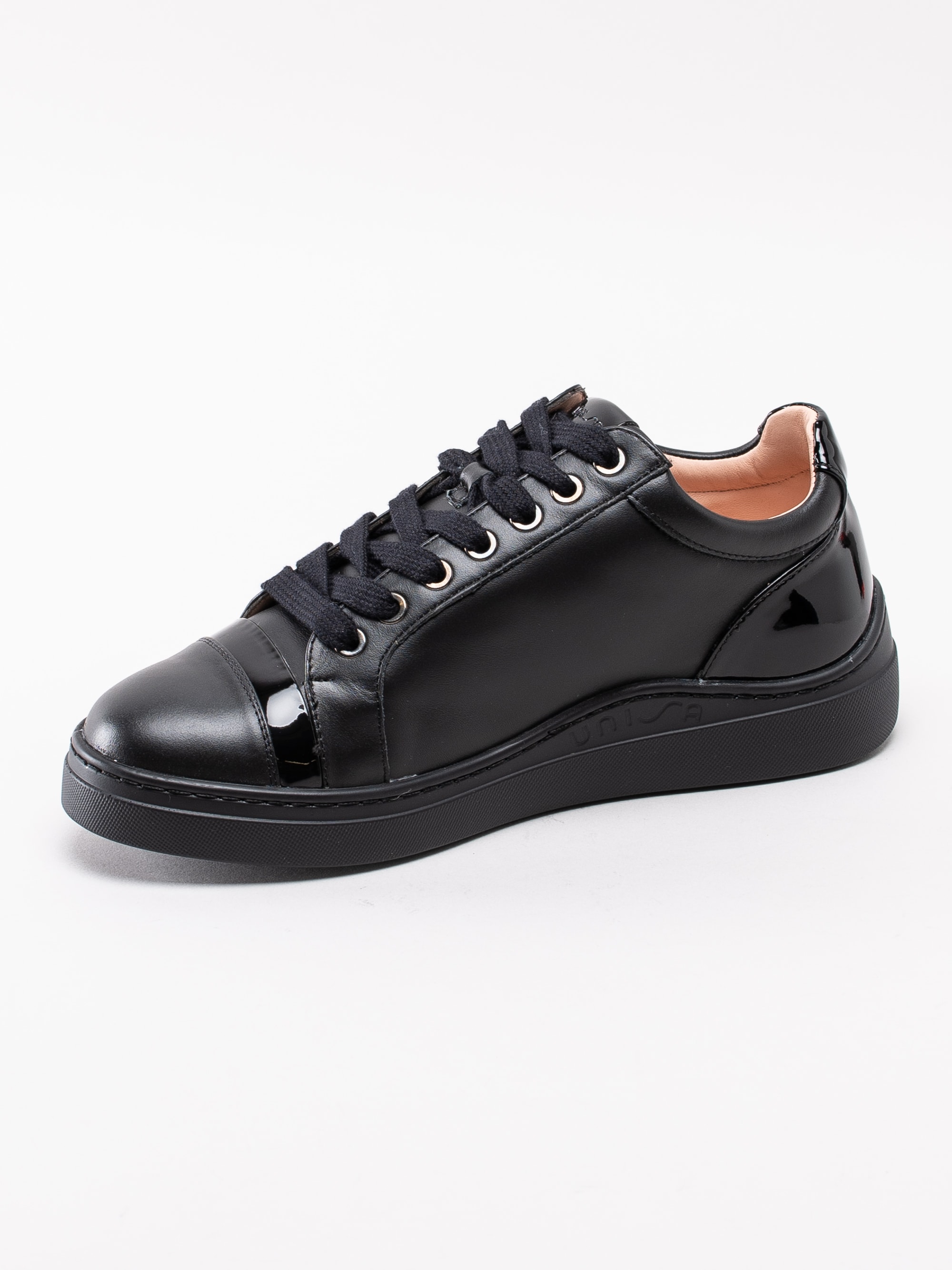 08193042 Unisa Fiyola Black svarta platå sneakers med lackdetaljer-2