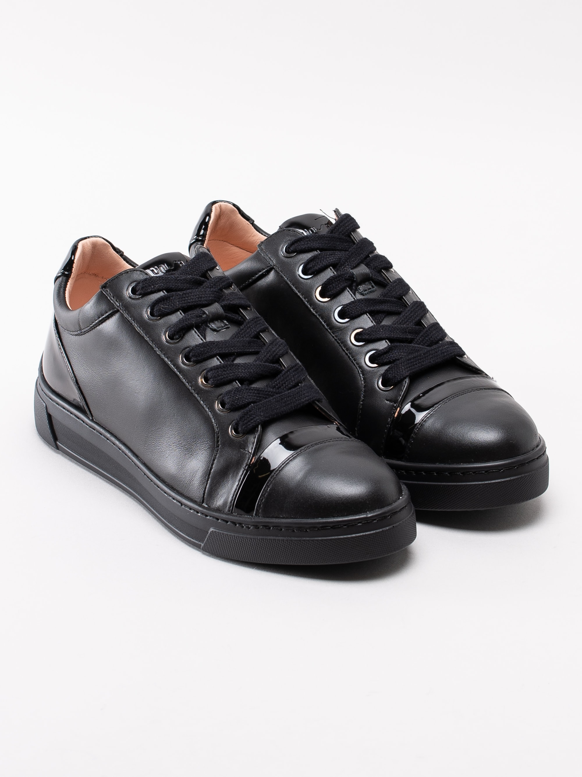 08193042 Unisa Fiyola Black svarta platå sneakers med lackdetaljer-3