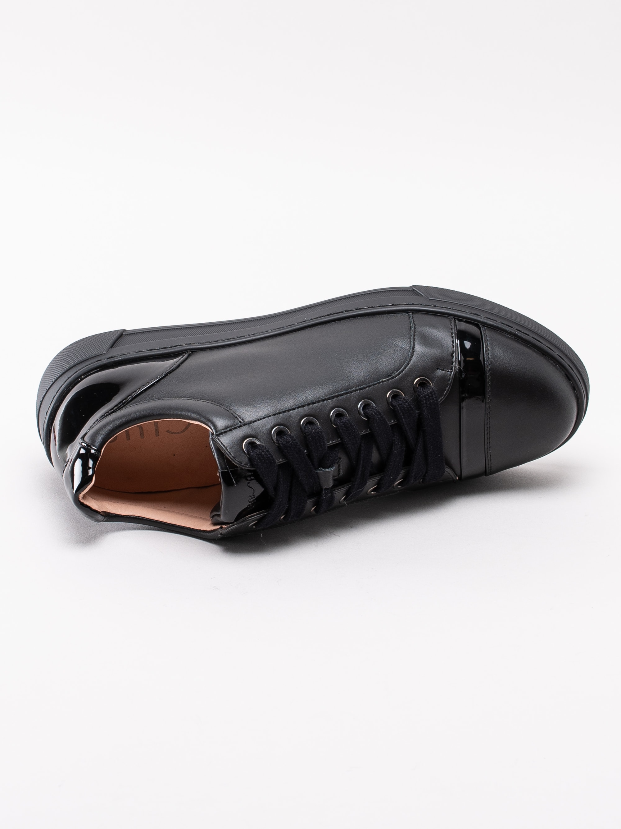 08193042 Unisa Fiyola Black svarta platå sneakers med lackdetaljer-4