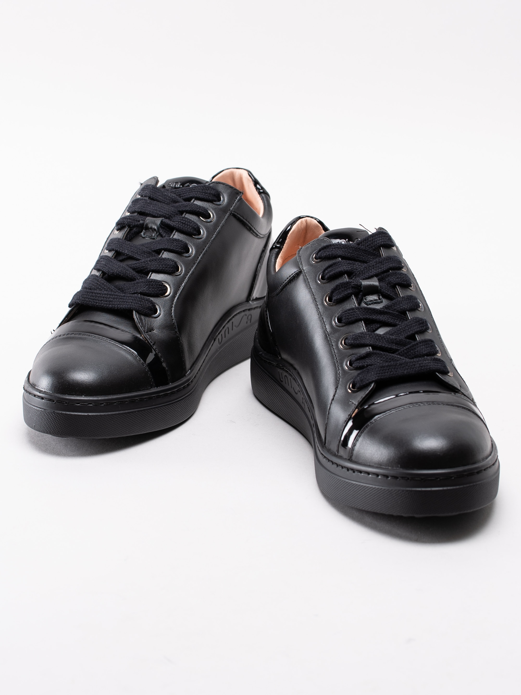 08193042 Unisa Fiyola Black svarta platå sneakers med lackdetaljer-6
