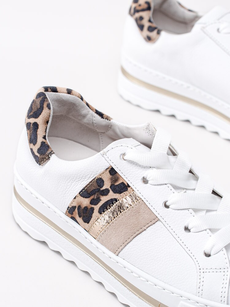 08201038 Gabor 46.495-51 Vita sneakers i skinn med leopardmönstrade detaljer-7