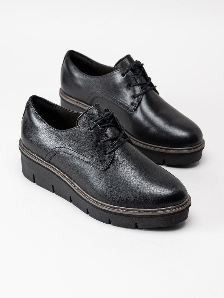 Clarks - Airabell Tye - Svarta kilklackade snörskor i skinn