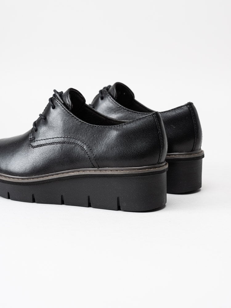Clarks - Airabell Tye - Svarta kilklackade snörskor i skinn