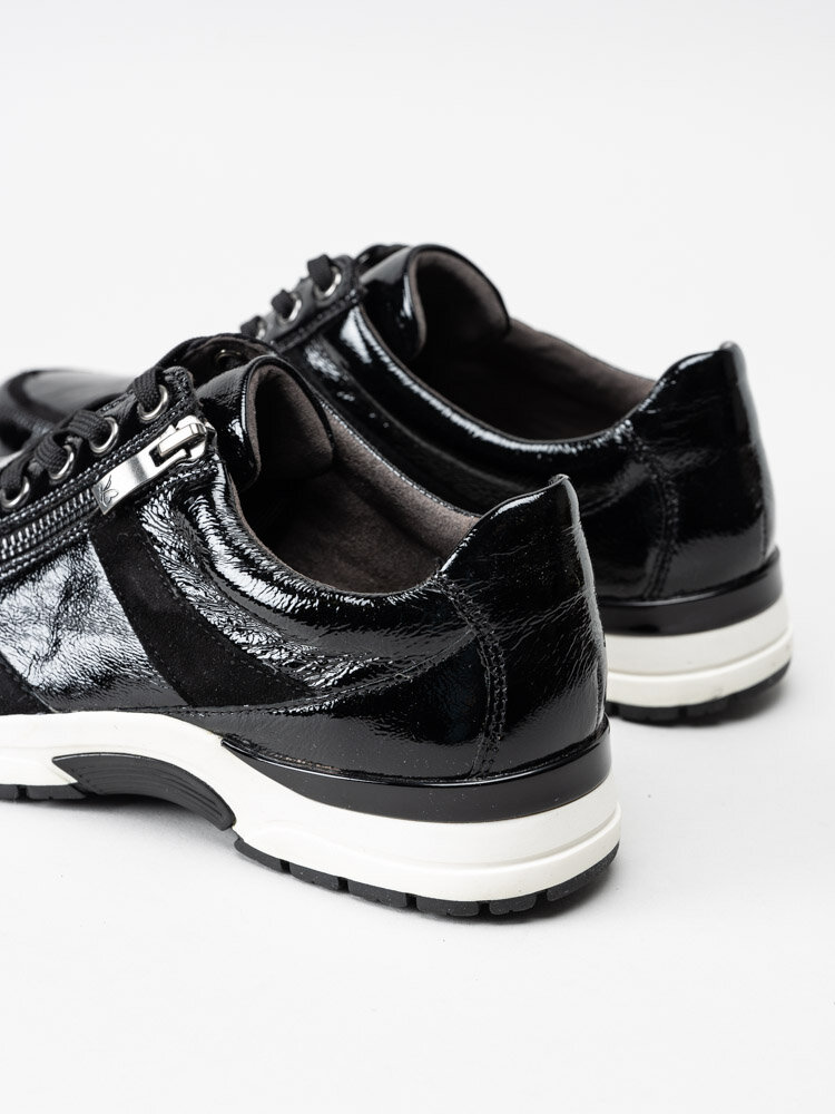 Caprice - Svarta sneakers i lackskinn