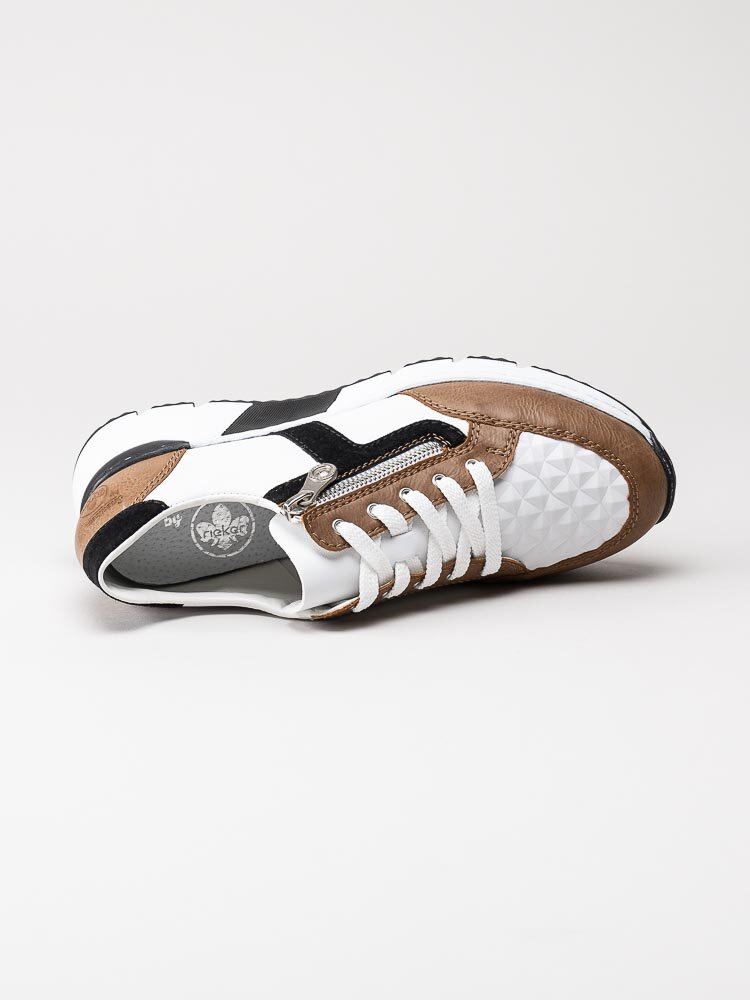 Rieker - Vita kilklackade sneakers med bruna och svarta partier