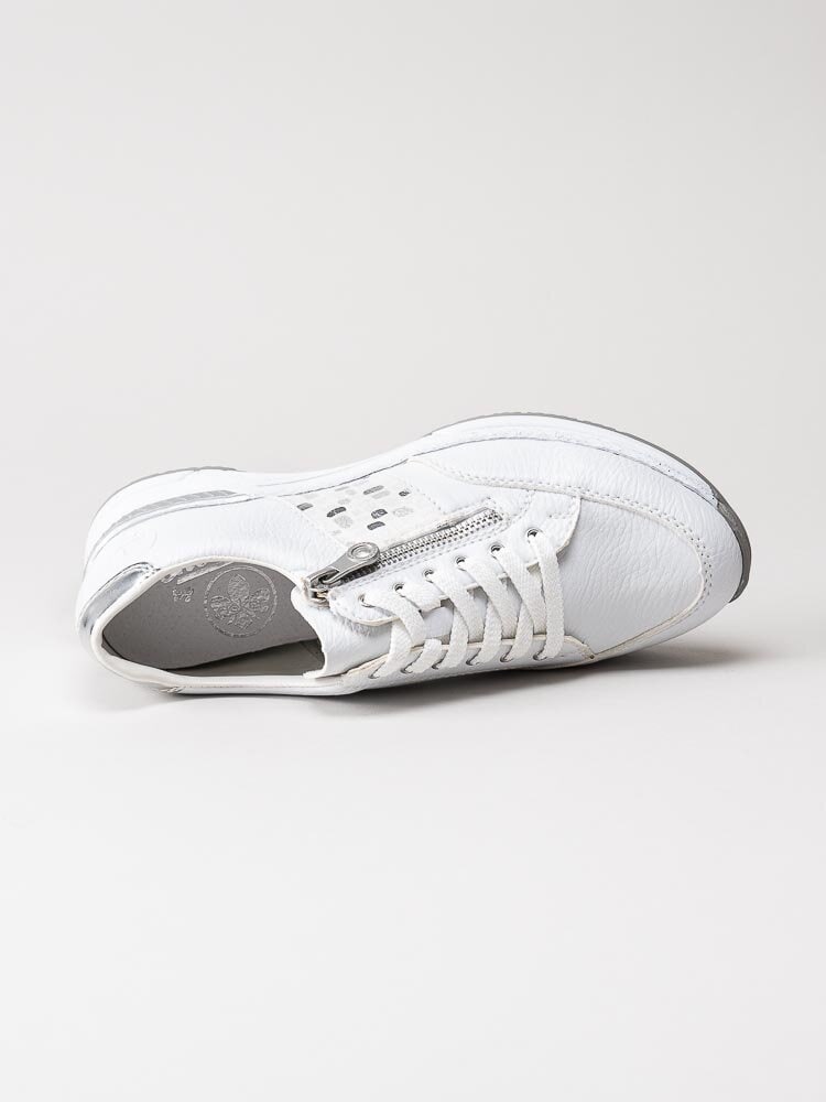 Rieker - Vita kilklackade sneakers med metallic detalj