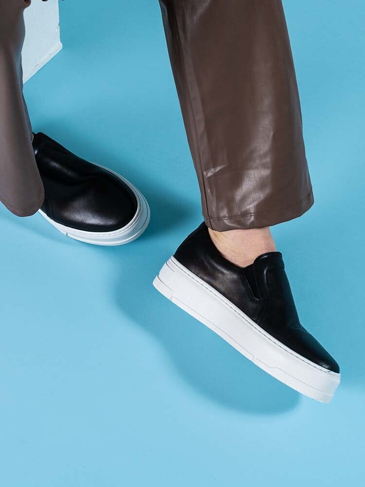 Vagabond - Judy - Svarta slip on platåsneakers i skinn