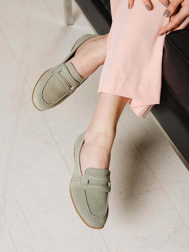 Tamaris - Gröna pennyloafers i mocka